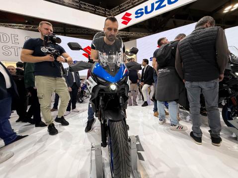 Suzuki SV-7GX. LED-projektorivalot. Kuva Eija Kyllönen / Motouutiset.fi.