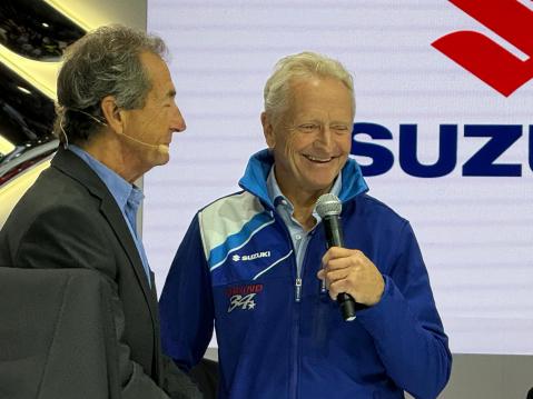 Tilaisuuden juhlavuutta oli myös paikalla kunnioittamassa (Suzukin takissa) vaaleahiuksinen herrasmies Kevin Schwantz, joka ajoi koko MotoGP-uransa Suzukilla ja voitti 500-kuutioisten luokkana tunnetun, nykyisen MotoGP-luokan maailmanmestaruuden kaudella 1993. Kuva Eija Kyllönen / Motouutiset.fi.