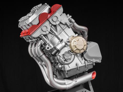 MV Agustan 5-sylinterisessä moottorissa on sähköiset öljy- ja vesipumput.