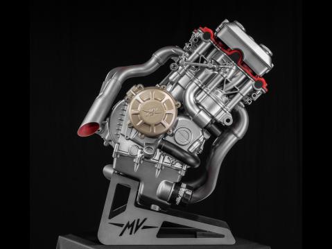 MV Agustan uusi 5-sylinterinen moottori.