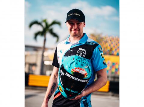 Kostamo uuden kumppanin asusteissa.