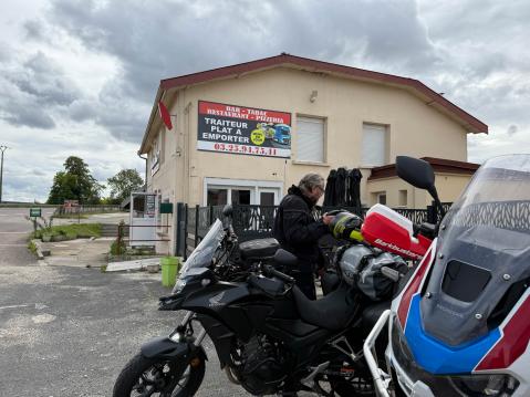 Mussey-sur-Marnessa oli hauska, pieni tienvarsi kahvila-ravintola. Tästä oli vielä sata kilometriä Verduniin.