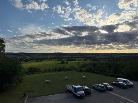 Maisema hotellihuoneen pienestä ikkunasta oli hieno.