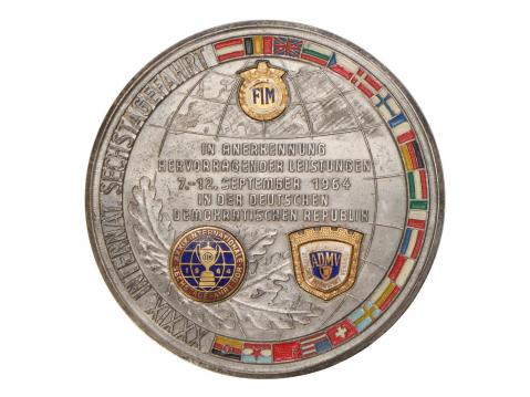 Steve McQueenin Trial-mitali. Kuva Julien's Auctions.