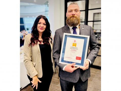 Triumphin Visit England -palkinnon kunniakirja.