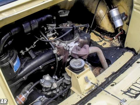 Fiat 126:n alkuperäinen konehuone.