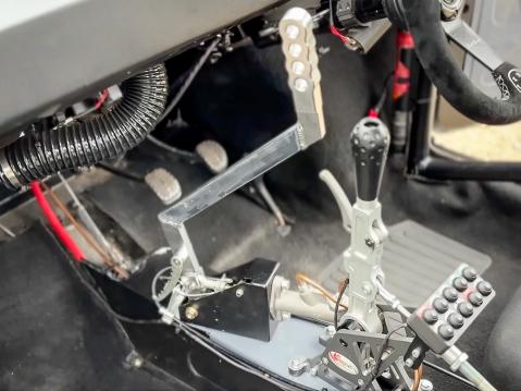 Sekventaalisen vaihteiston kahva ja hydraulisen käsijarrun keppi.