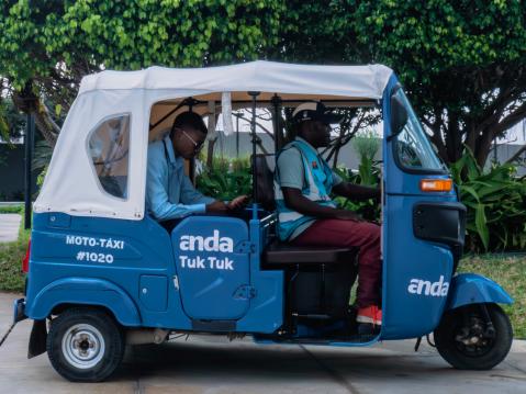 Andan Tuktuk-taksi Angolassa.