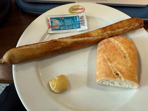 Joskus saa mitä tilaa. Saksalaisen huoltoaseman bratwurst-annos.