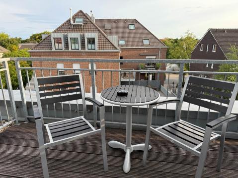 Parvekkeella pystyi nauttimaan vaikka aamukahvit, sillä huoneessa oli välineet kahvinkeittoon.