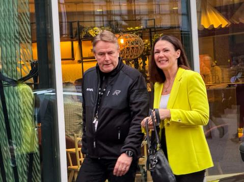 Liikenne- ja viestintäministeri Ranne saapumassa MP25-messuille Smoton Jarmo Jokilammen kanssa. Kuva Eija Kyllönen.