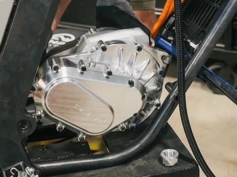 Turntiden invertteri eli vaihtosuuntaaja.