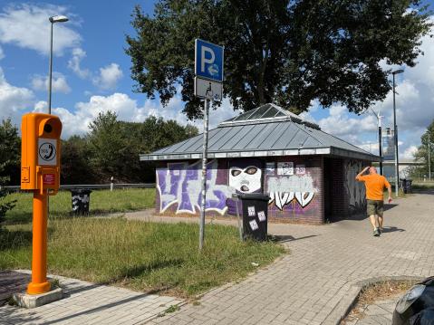 Levähdyspaikka Bramschen kohdilla. Saksassa on vielä hätäpuhelimia teiden varsilla.