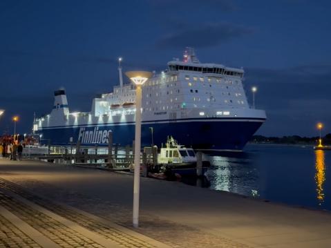 Finnlinesin Finnstar lipumassa kohti satamaa.