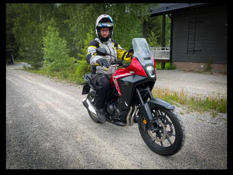 Anssi Kivinen vetämässä Motouutisten avustajatapahtuman ajoletkaa. Kuva Eija Kyllönen.