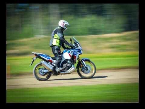 Anssi Kivinen koeajamassa Honda Africa Twiniä. Kuva Tero Kiira.