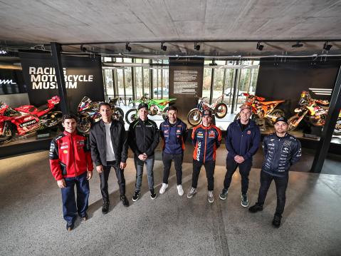 Maailmanmestarit museon vihkimistilaisuudessa.