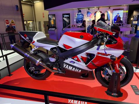 Ensimmäinen Yamaha R7 vm. 1999