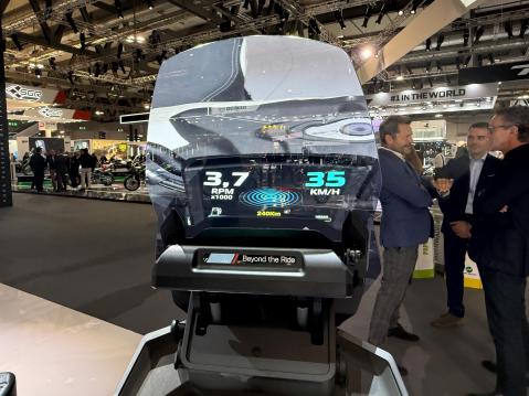 ...jossa on EyeLights HUD (Head Up Display). Se heijastaa ajo-ohjeet suoraan tuulilasiin 10,5-tuumaisena teräväpiirtokuvana.