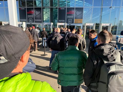 Tästähän se taas alkoi. Turvatarkastuksesta. Tänä vuonna ammattilaisten päivinä, tiistaina ja keskiviikkona kävi yli 43 000 ammattilaista 167 maasta, joista toimittajien, median ja sosiaalisiin kanaviin sisältöä tuottavien henkilöiden määrä oli ennatyksellinen, yli 8 200, 67:sta eri maasta.