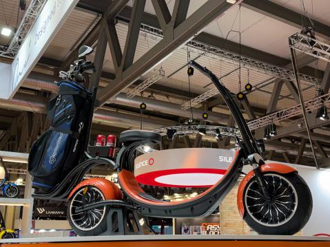 Onko tästä, EICMAssa esitellystä Astreea One+ -skootterista perinteisen golfauton haastajaksi? Siihen on saatavana patentoitu, alumiininen golfbägiteline lisävarusteena.