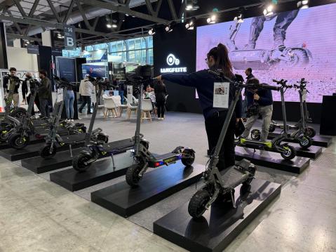 Langfeite tekee off road -sähköskuutteja. Hurjimmilla pääsee yli 100 km/h.