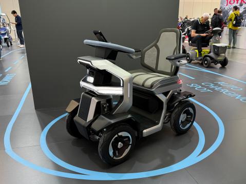 Ihmiset ikääntyvät (ja laiskistuvat?)Tämmöinenkin AOV Origin One -konseptikulkine debytoi EICMA:ssa. Vastaavanlaisia nelipyöräisiä kulkineita oli esillä paljon eri versioina.