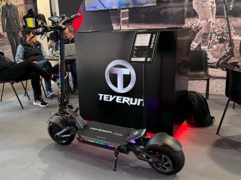 Useissa esillä olleista skuuteista oli tehosteina erilaisia vilkkuvia värivaloja.