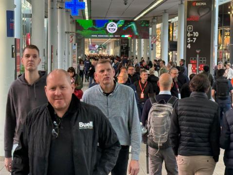 Ihmisiä riitti jo ensimmäisenä, toimittajille suunnattuna messupäivänä.