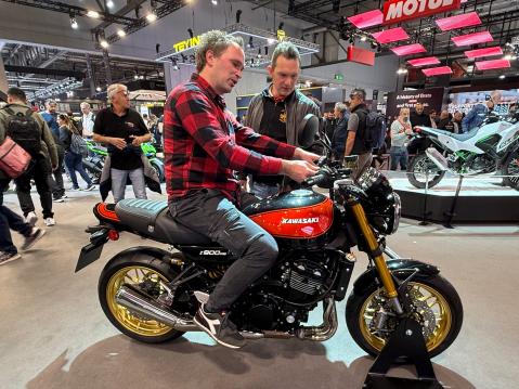 Kawasaki päivitti retrohenkiseen Z900RS SE -malliin elektroniikan lisäksi 948-kuutioisen nelisylinterisen rivimoottorin.