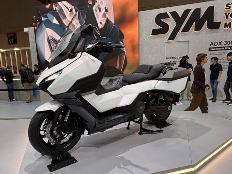 SYM TTLBT -maksiskootterissa on 508-kuutioinen kaksisylinterinen moottori, jonka teho on 45,6 hv ja 16 litran tankki.