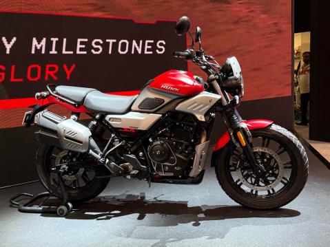 Scrambler-elementeillä varustettu Hero Hunk 440 SX. Uutuus tämäkin.