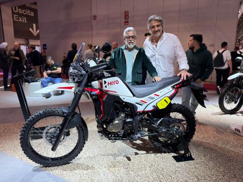 Hero esitteli EICMA:ssa Xpulse 210 Dakar-version, jossa on enemmän off road -ajoon tarkoitettuja komponentteja. Muun muassa maavara on nostettu 270 millimetriin. Vasemmalla Hero MotoCorp:n toimitusjohtaja Dr. Pawan Munjal.