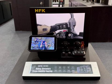 Kiinalaisen HFK:n moottoripyöriin kehittämä älykäs ajo- ja viihdejärjestelmä muistuttaa suurelta osin Chigeen vastaavaa.