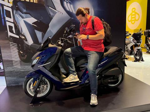 Peugeot Motocyclesin uudessa Pulsion EVO 125 skootterissa on 11,1 litran tankki, joten silla pääsee jopa 440 km yhdellä tankkauksella.