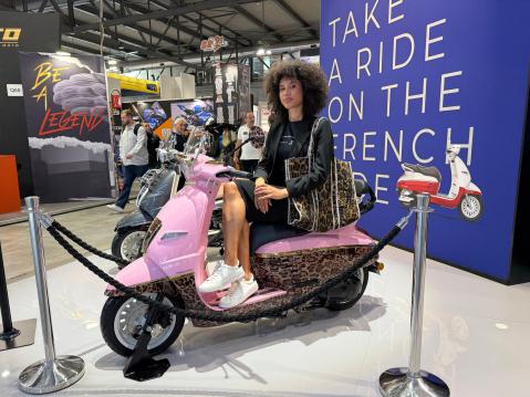 Peugeot Motocyclesin Django Manoush. Tätä Django Classic 125cc -skootteria on tehty rajoitetu erä. Se on Peugeot Motocyclesin ja pariisilaisen vaatemerkki Manoushin yhteistyön tulos. Jokaisen mallin mukana tulee yhteensopiva Manoush-laukku, joka 'viimeistelee pariisilaisen tyylikkyyden'.