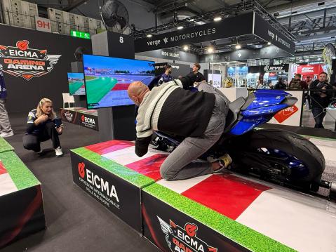 Kisan jälkeen pystyi kuvauttamaan itsensä kisapyörällä kanttaillen.