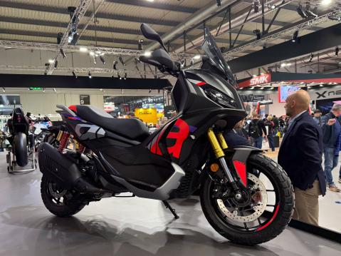 Aprilia esitteli uuden SR GT 400:n, keskikokoisen GT-skootterin, jolla se pyrkii kuromaan umpeen kuilua skootterin ja aloittelijan adventurepyörän välillä.