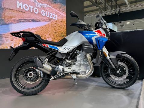 Stelvion sola avattiin liikenteelle vuonna 1825. Tätä merkkipäivää juhlistamaan, Moto Guzzi kehitti Stelvio Duecento Tributon. Stelvio Duecento Tributoa valmistetaan rajoitettu ja numeroitu 2 758 kappaleen erä, sama kuin Stelvion korkeus merenpinnasta, 2 758 metriä.
