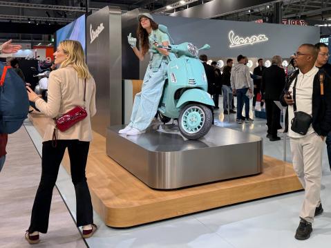 Piaggio valmistautuu Vespan 80-vuotisjuhlavuoden juhlintaan. Juhlallisuudet aloittaa Vespan 80-vuotisjuhlamallisto, Vespa Primavera- ja Vespa GTS -alustoille.