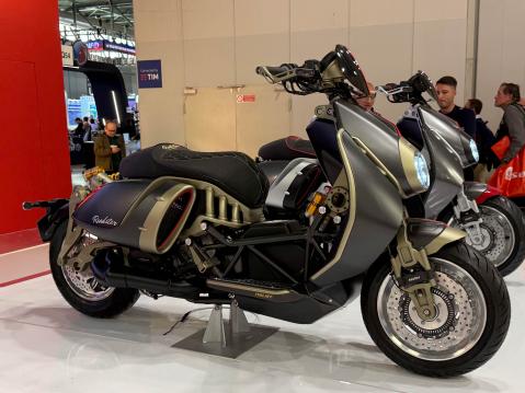 Italjet 'Art in Motion' -nimellä kuvailtu Roadster 400 yhdistää retrohenkeä, ammentaen inspiraatiota hävittäjistä. Vaikuttavan näköiset, turbiinityyliset sivupaneelit ohjaavat jäähdytysilman kahteen piilotettuun jäähdyttimeen.