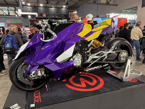 Moto Corse on italialainen/japanilainen tuotemerkki, joka on erikoistunut MVAgusta- ja Ducati-erikoisosiin, jotka on koneistettu täysmetallista tai kevytmetalliseoksista. Ducati Diavel V4 Vtopia Anima by Moto Corse on vaikuttavan näköinen.