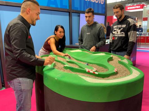 Italialaisen mp-lehden, Dueruoten osastolla pelattiin neppistä. Tosin hiekkaradalla kilpailtiin, perinteisten neppisautojen sijaan palloilla.