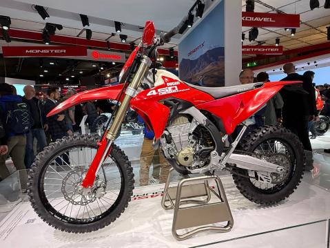 Ducati Desmo 450 Endurossa on pieni, 8,5 litran tankki, 18-tuumainen takapyörä ja kuusivaihteinen vaihteisto.