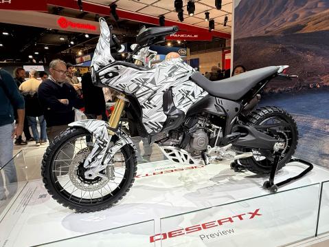 Ducati esitteli tulevasta DesertX V2:sta kevyesti naamioidun version. DesertX:n yksityiskohdat paljastetaan helmikuussa 2026, mutta jo nyt näkyy, että tuleva malli on kompakti ja edeltäjäänsä kevyempi.