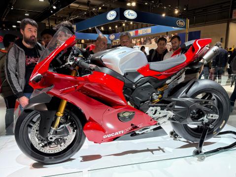 ucati Panigale V4 R 2026 -malli perustuu seitsemännen sukupolven Ducatin sportpyörään. Ilmoitettu huippunopeus on 330,6 km/h. Tämä on ensimmäinen maantiepyörä, jossa on käytössa MotoGP:sta peräisin olevat Corner Sidepod -sivukapselit, jotka on sijoitettu katteiden alaosaan luomaan maanpinnan tuntua kallistettaessa ja parantamaan pitoa.