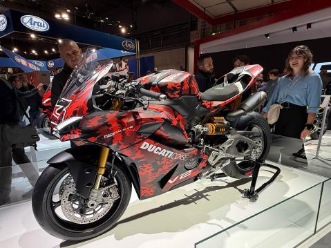 Panigale V2 FB63 erikoisversio on taas Francesco Bagnaian, Ducati Lenovo -tiimin kuljettajan ja kolminkertaisen maailmanmestarin, kunniaksi tehty malli, jonka väritys on saanut inspiraationsa Francesco Bagnaian kilpakypärästä ja -käsineistä, mikä tekee siitä välittomasti tunnistettavan.