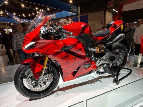 Panigale V2 MM93 erikoisversio on tehty, Ducati Lenovo -tiimin kuljettajan ja yhdeksänkertaisen maailmanmestarin, Marc Márquezin kunniaksi.