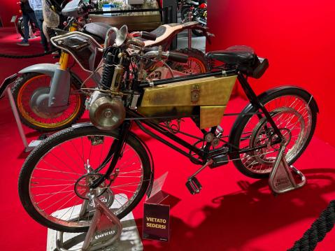 Hieman vanhempi Royal Enfield