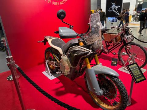 Testissä oleva Royal Enfieldin kehitysmalli.